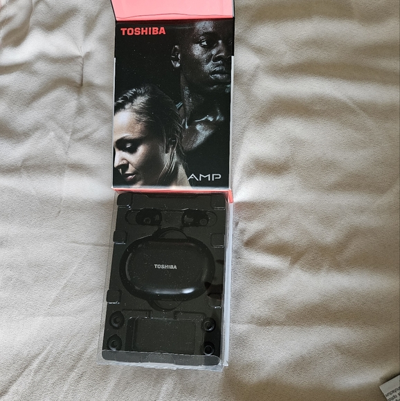 True Wireless Earbuds with Voice Control and Power Bank Black Like New In Box - Picture 8 of 12